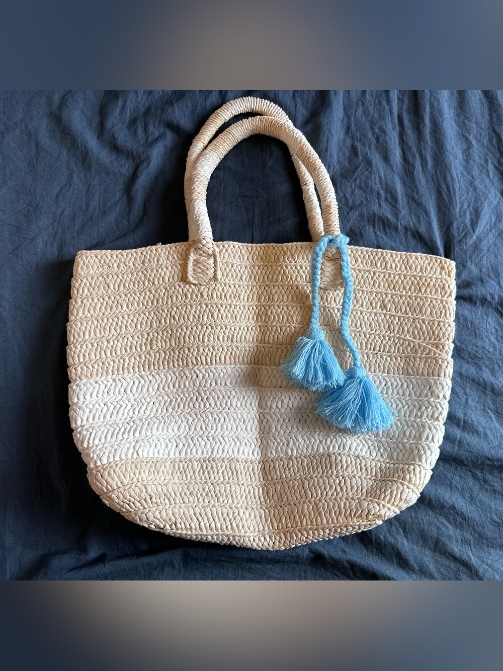 ALTRU Woven Straw Tote Bag with Blue Tassels - Natural/White